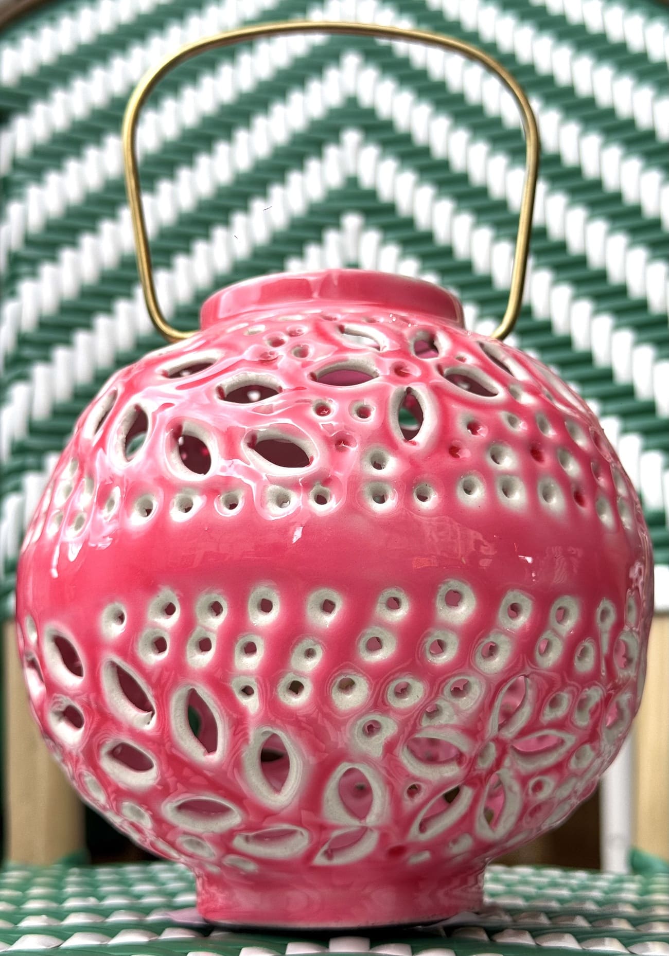 Gros plan sur les motifs ciselés de la lanterne Cordoba rose