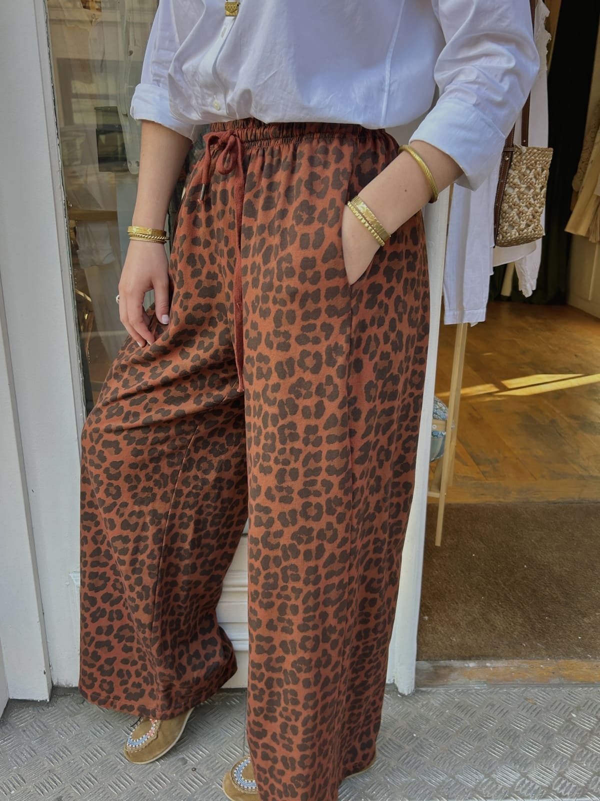 Look décontracté avec pantalon large léopard – silhouette féminine