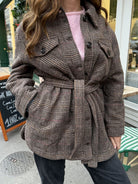 Femme portant un manteau Prince de Galle