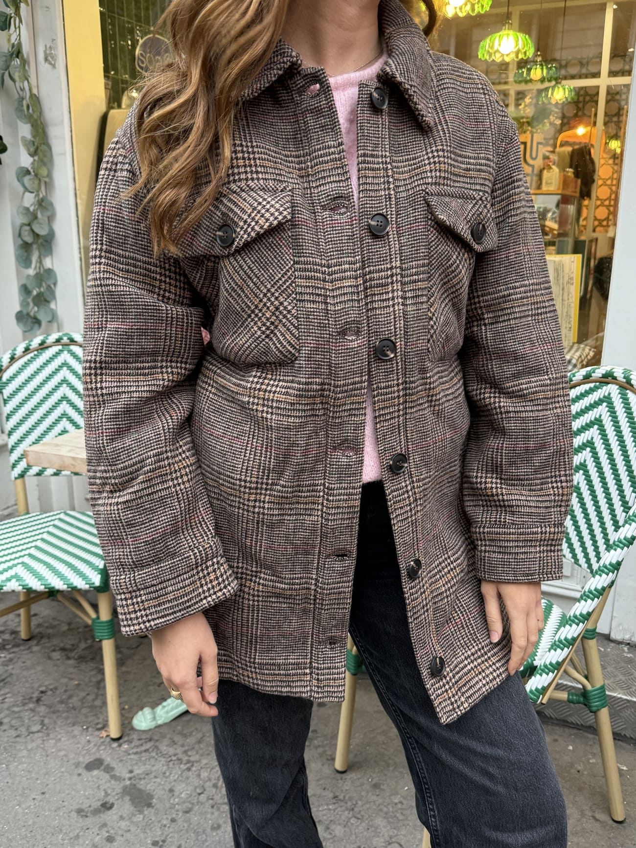 Femme portant le manteau prince de alles ouvert