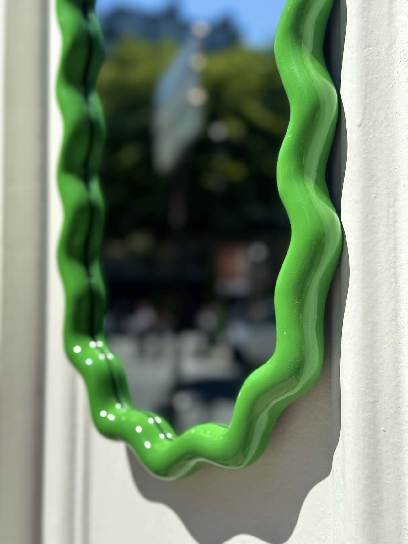 Détail du miroir Zigzag vert – encadrement design et ondulé