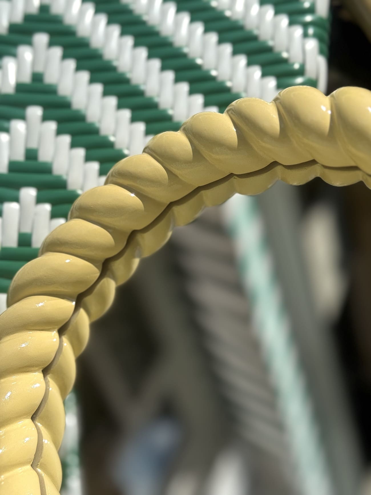 Détail de la bordure tressée du miroir rond jaune pastel