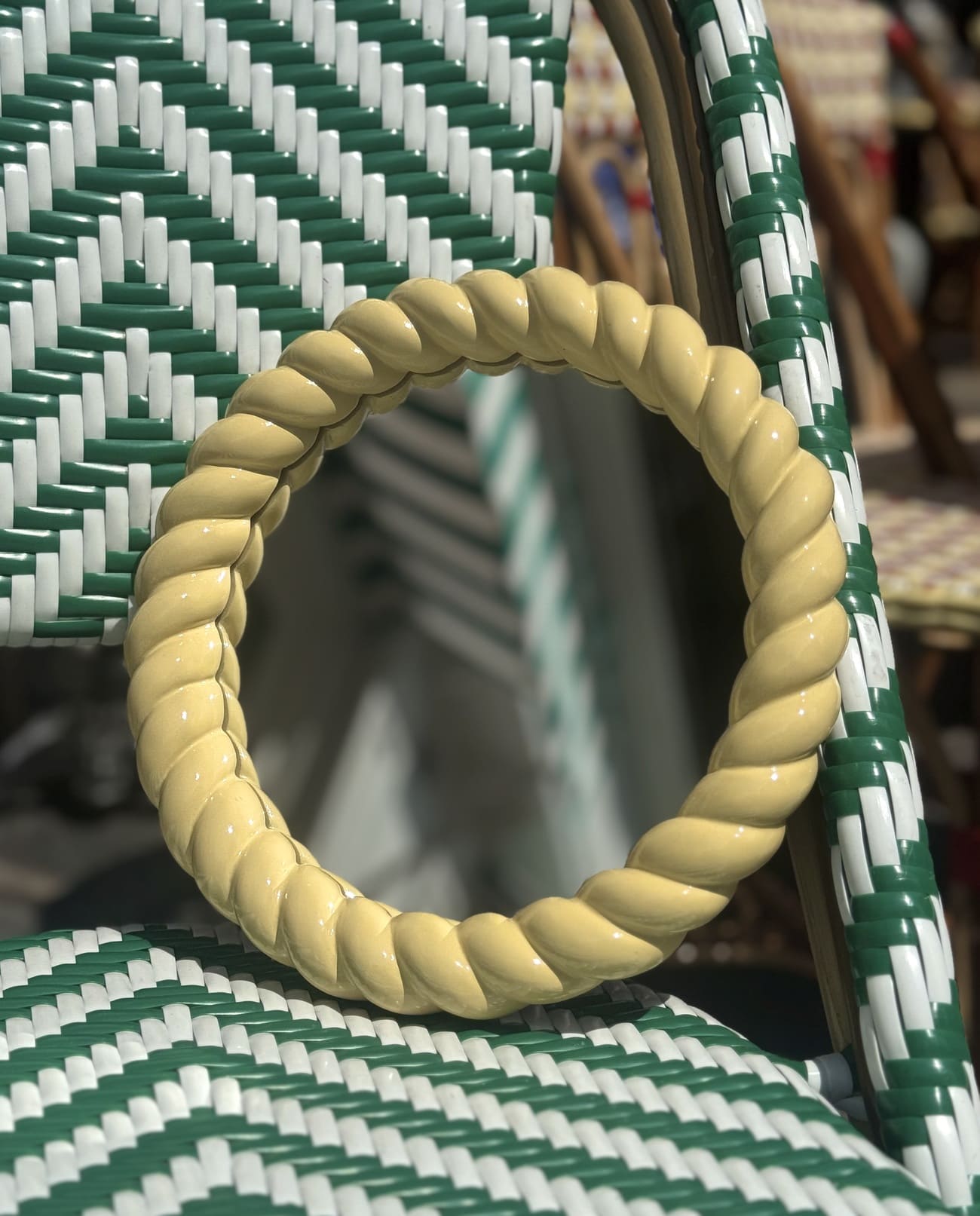 Miroir mural rond avec bordure tressée jaune pastel – vue d'ensemble