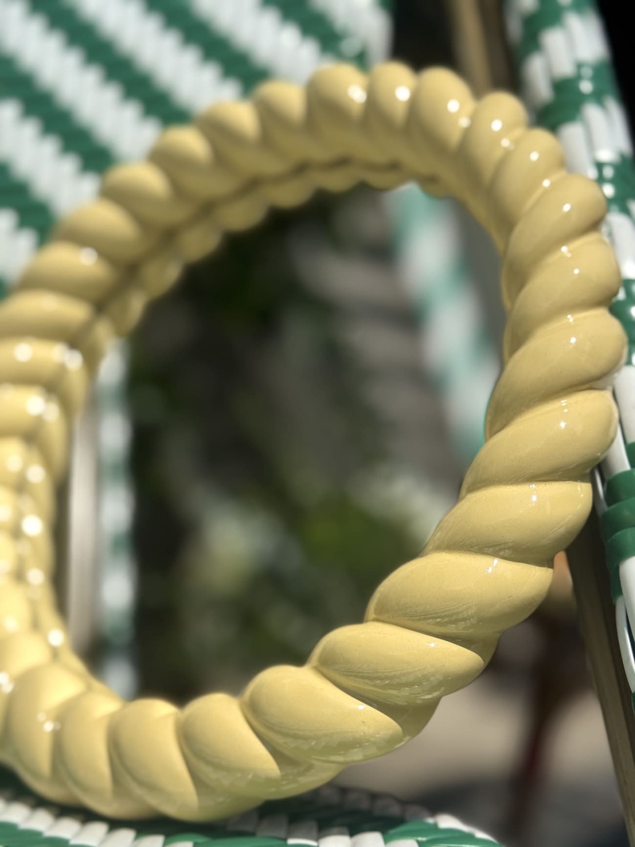 Miroir mural rond jaune pastel installé de coté