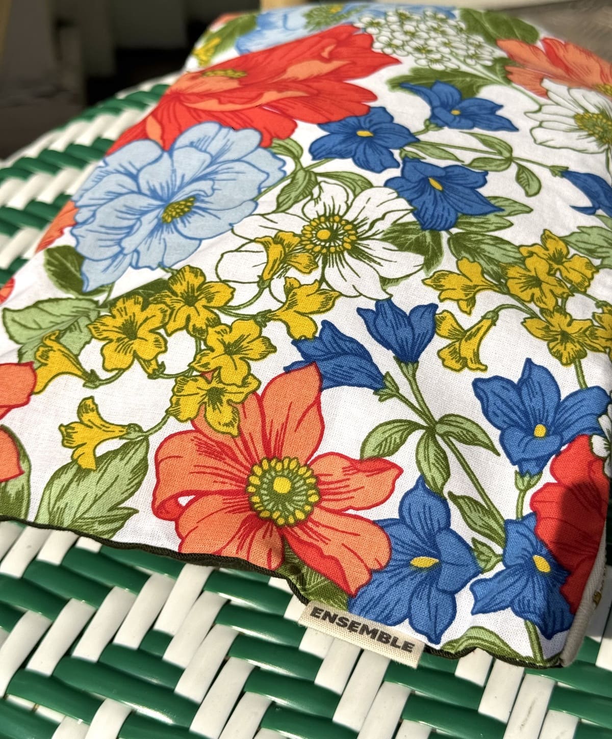 Gros plan sur l’imprimé floral de la pochette