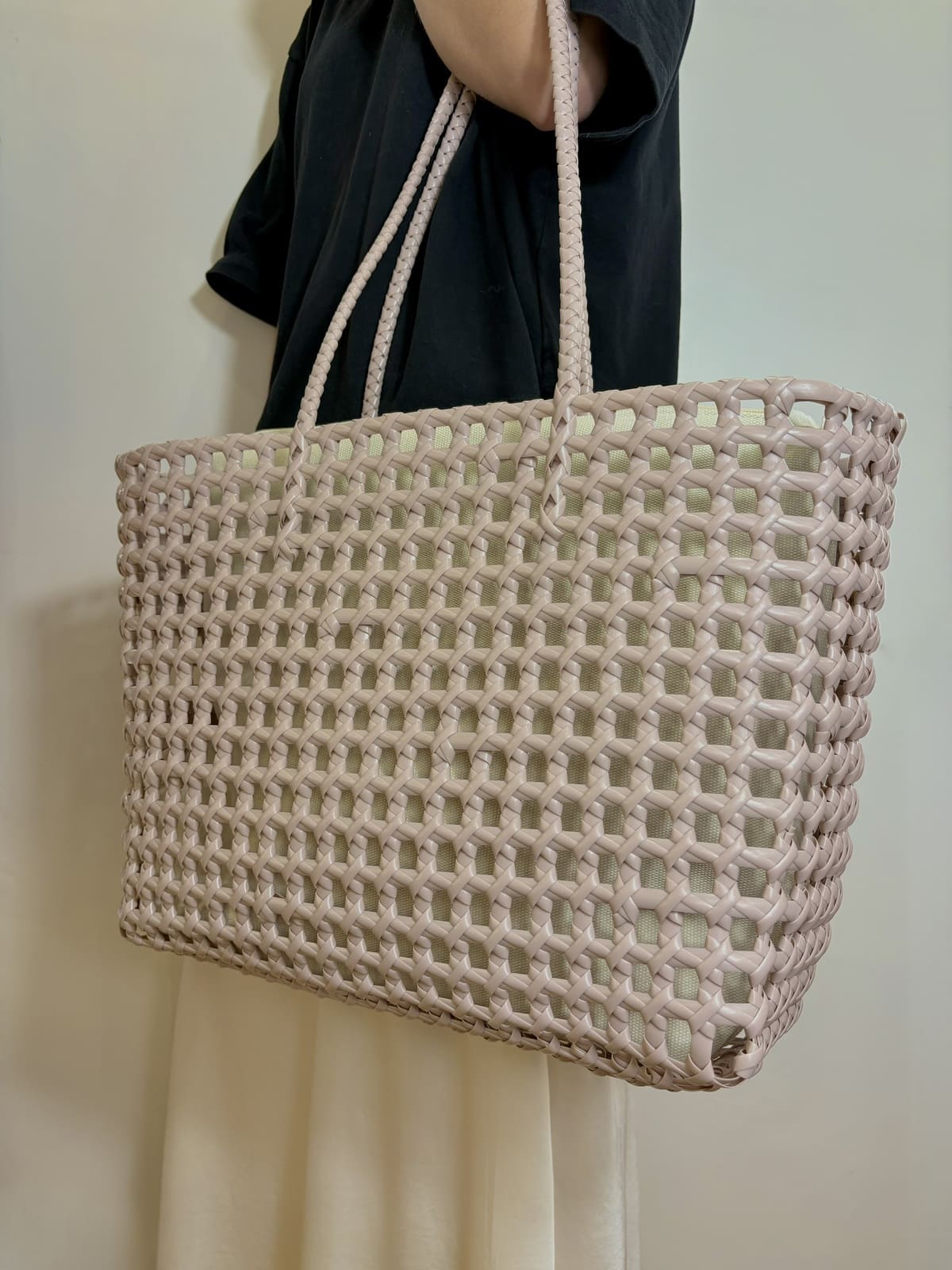 Panier MAZE rose Handed By – motif tressé ajouré, design léger et élégant