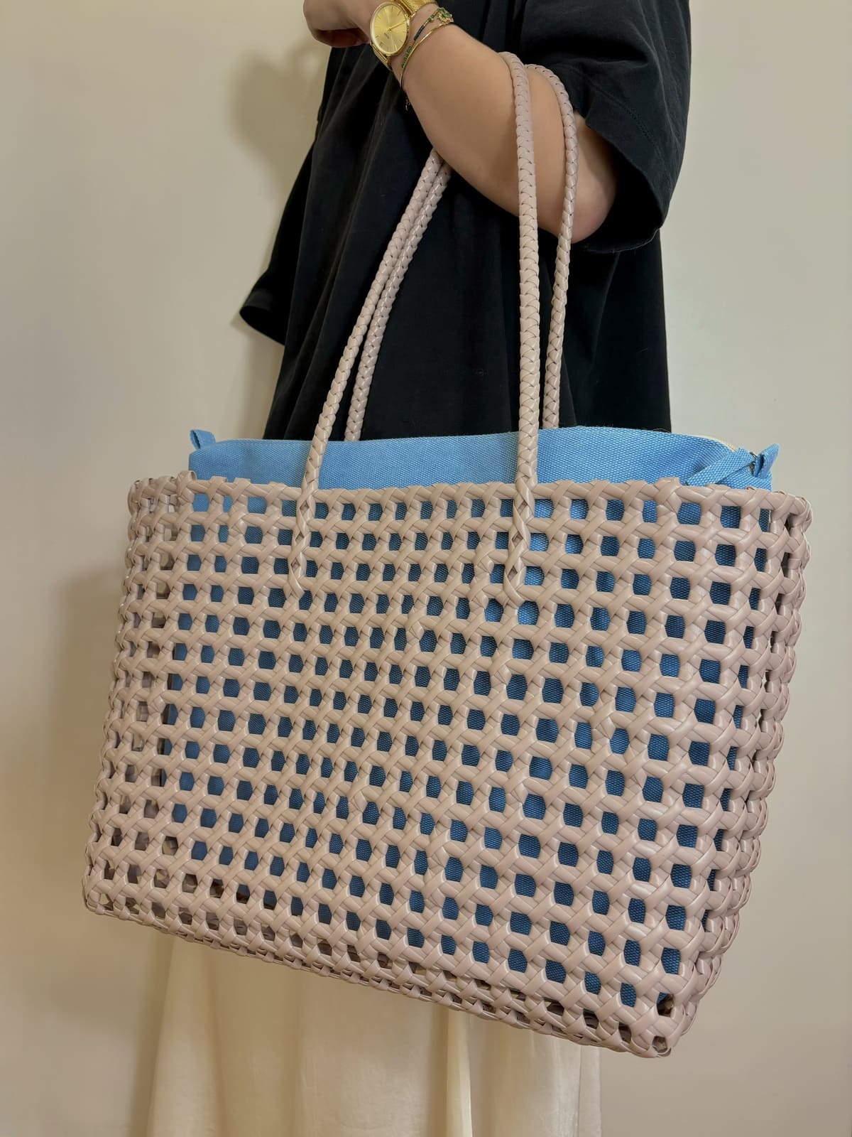 Panier MAZE rose Handed By – motif tressé ajouré, design léger et élégant