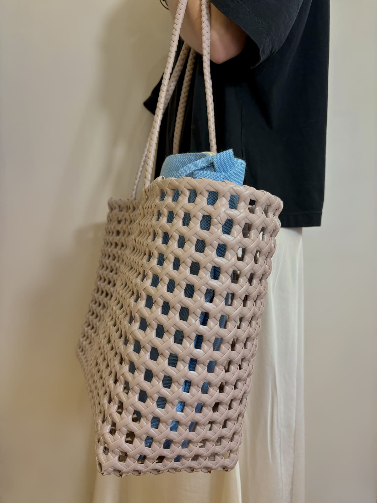 Panier MAZE rose Handed By – motif tressé ajouré, design léger et élégant