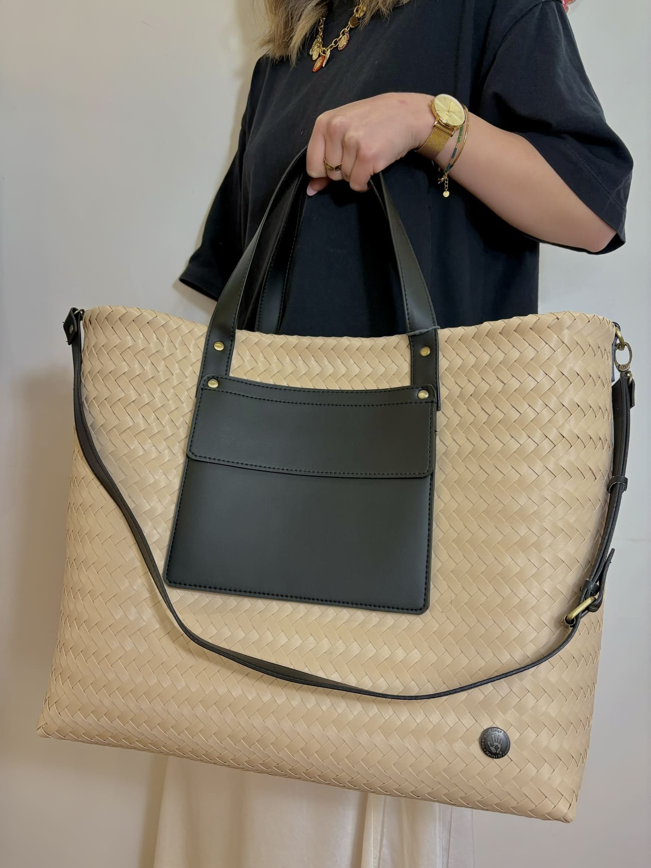 Panier XXL Percey Handed By coloris noir – vue de face avec pochette extérieure et sangles contrastantes