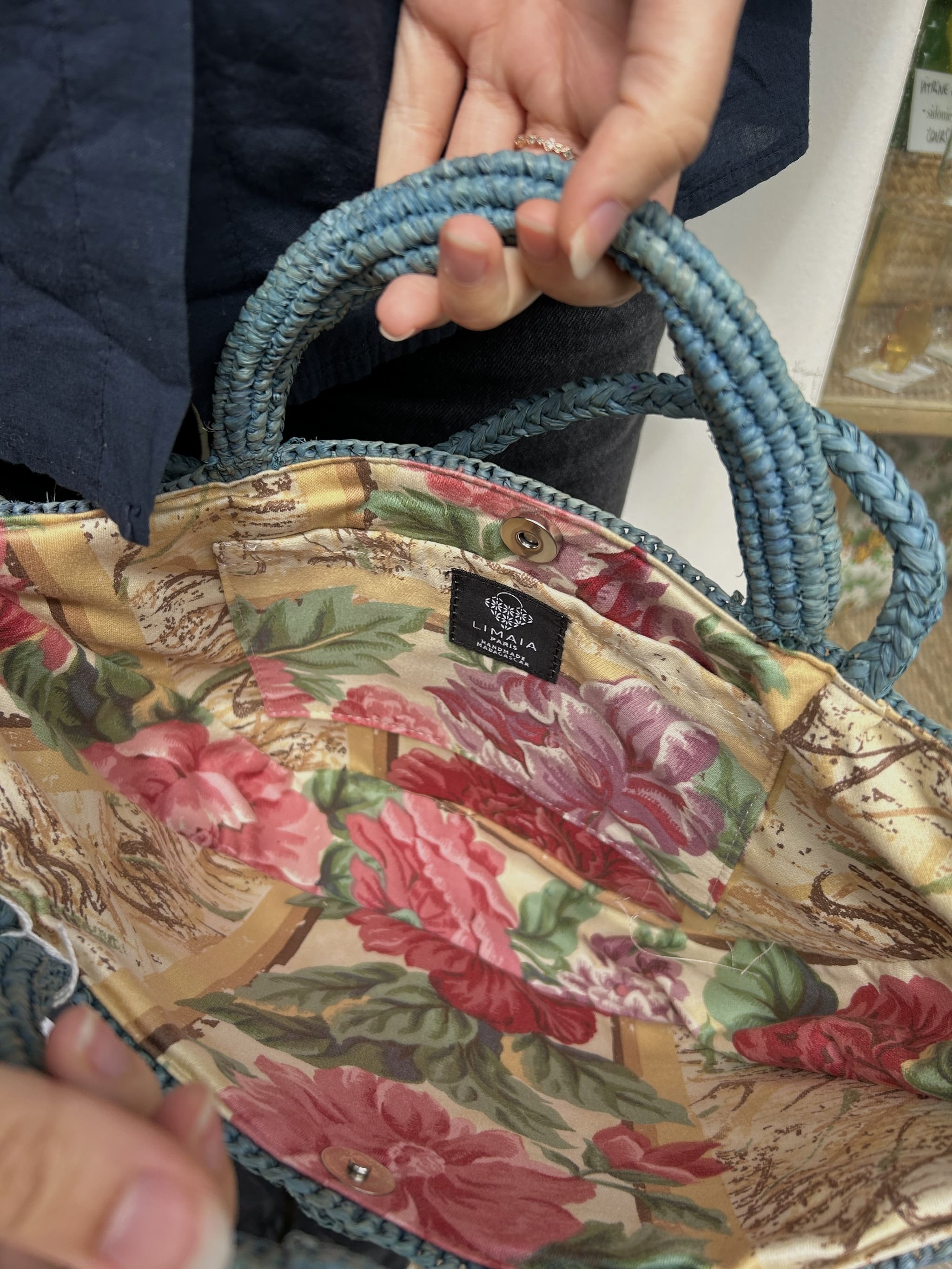 Détail de la doublure du panier en raphia tissé à la main