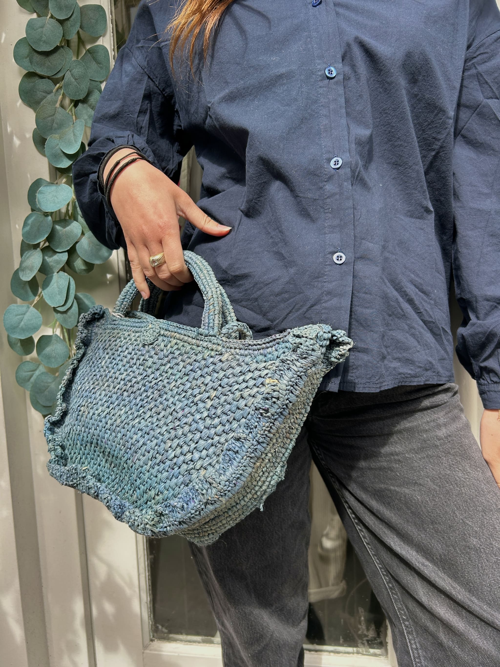 Panier en raphia bleu naturel avec volant froncé – Vue de face