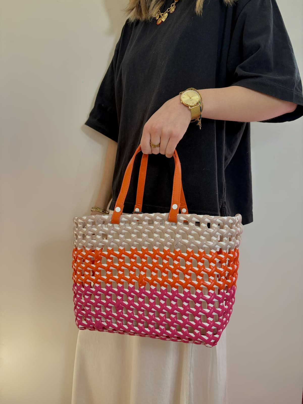 Panier Rose Maze Mini Handed By – vue de face, structure cannage légère et teinte rose vive