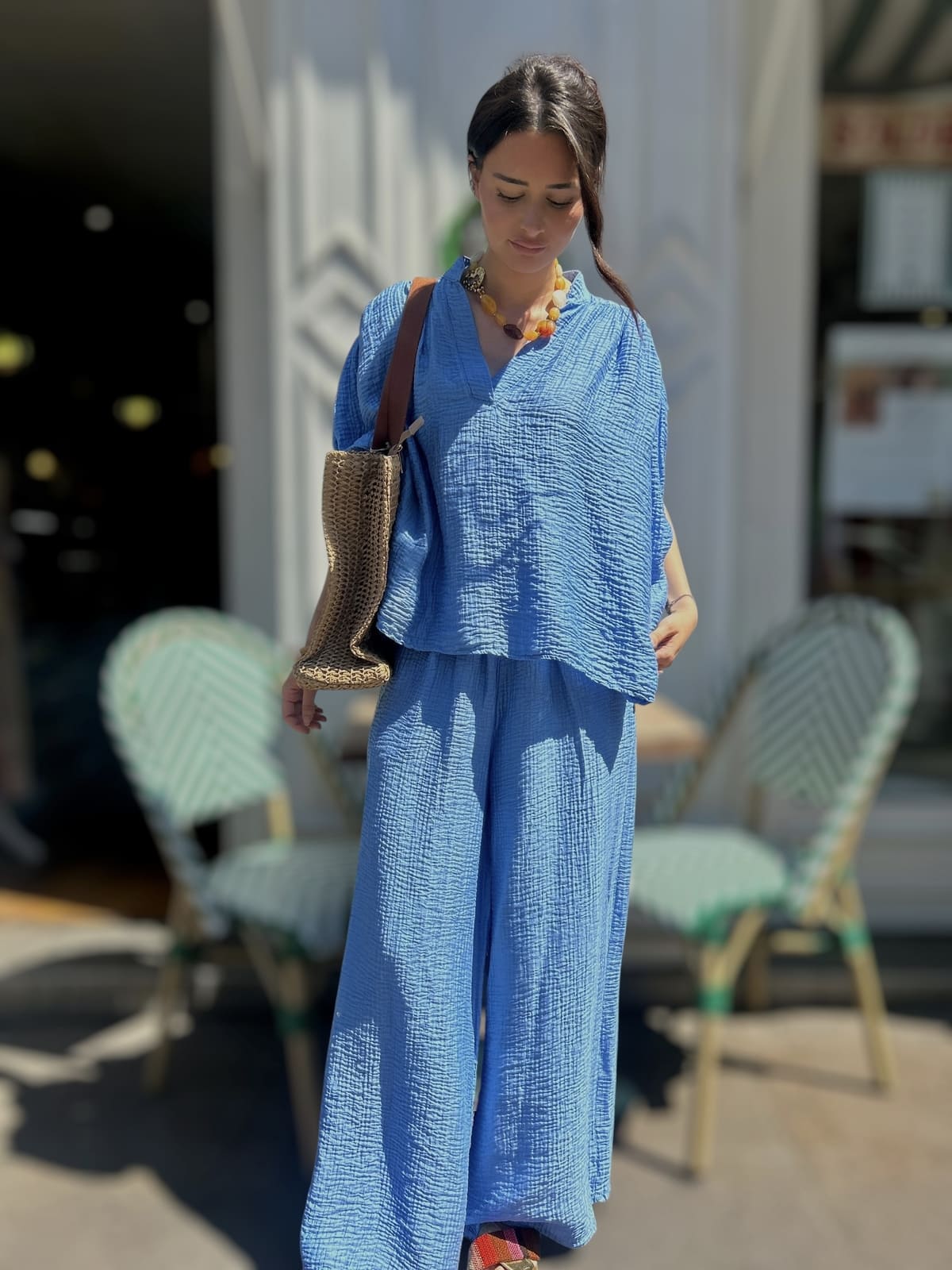 Pantalon bleu en gaze de coton vue de face, coupe droite et taille élastique