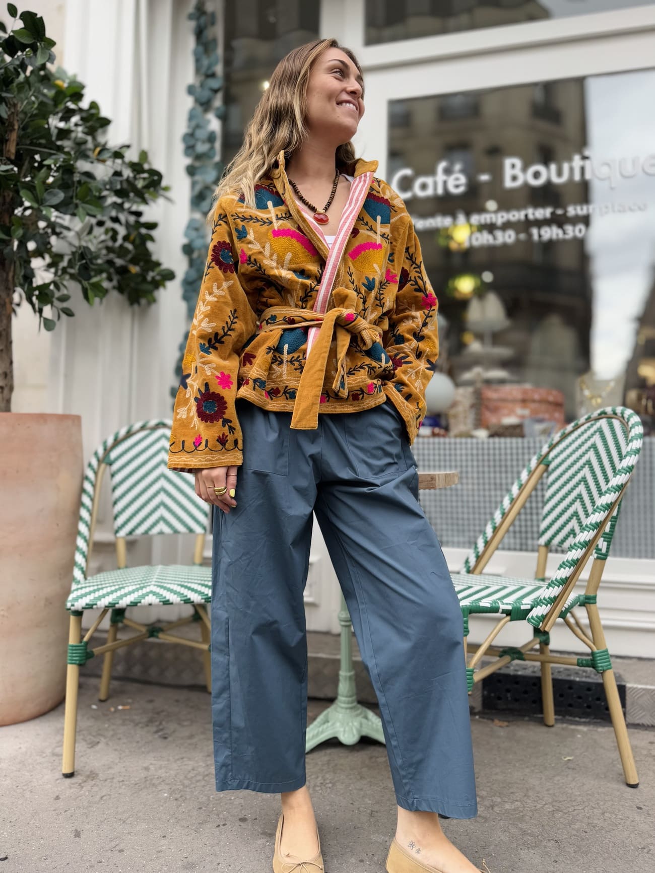 Femme portant le pantalon en coton bleu pétrole