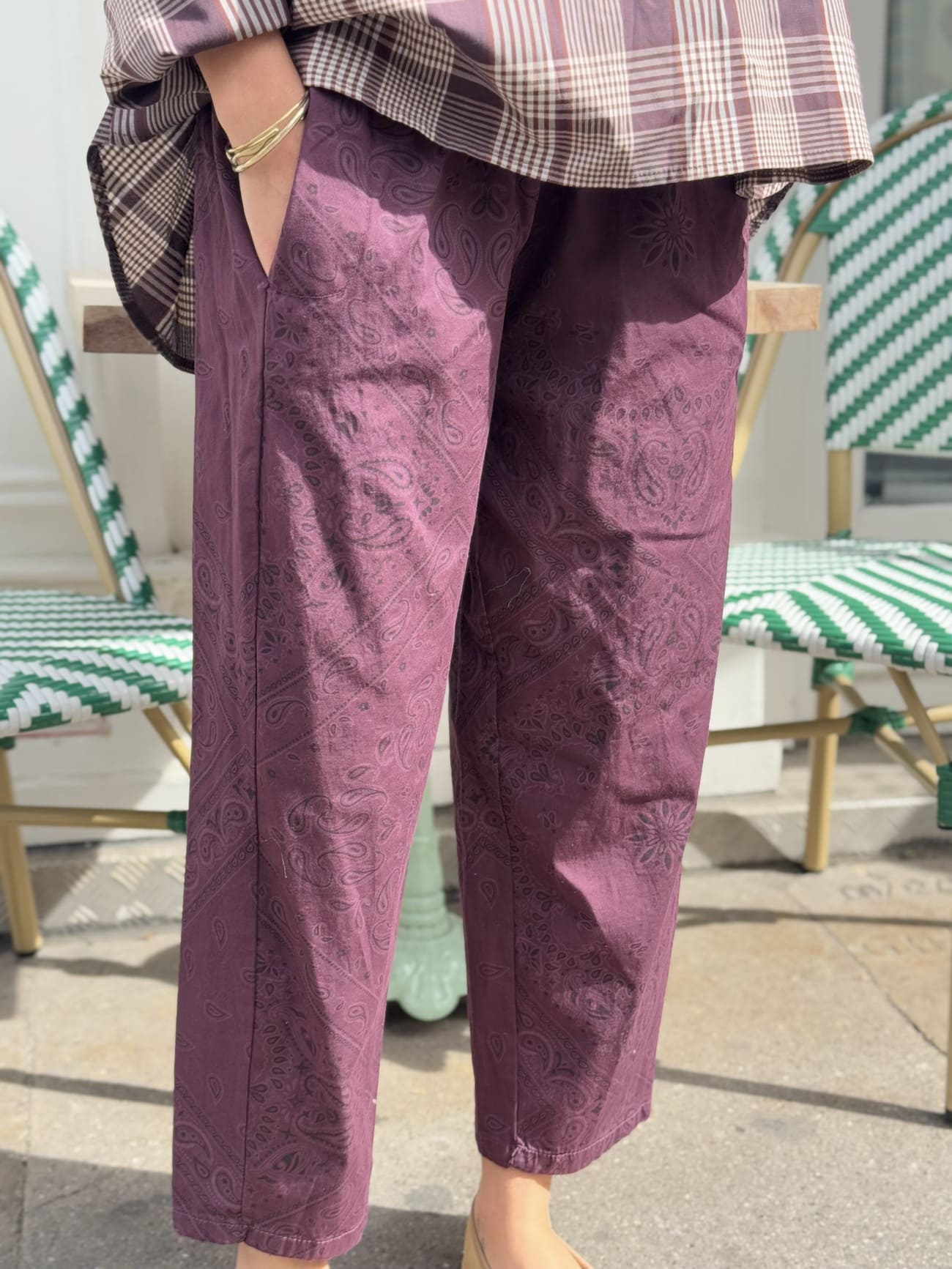 Gros plan sur le motif paisley du pantalon femme bordeaux