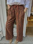 Pantalon jogging femme à imprimé léopard marron – vue de face