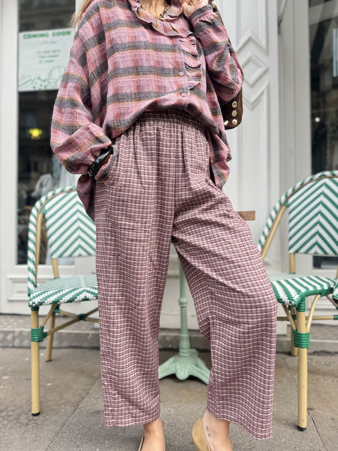 Femme portant un pantalon large à carreaux rose