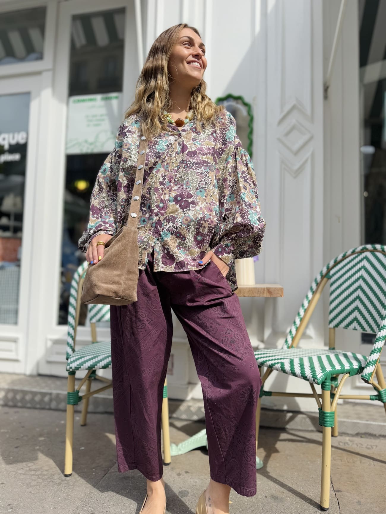 Femme vue de pied portant le pantalon en coton bordeaux au motif paisley