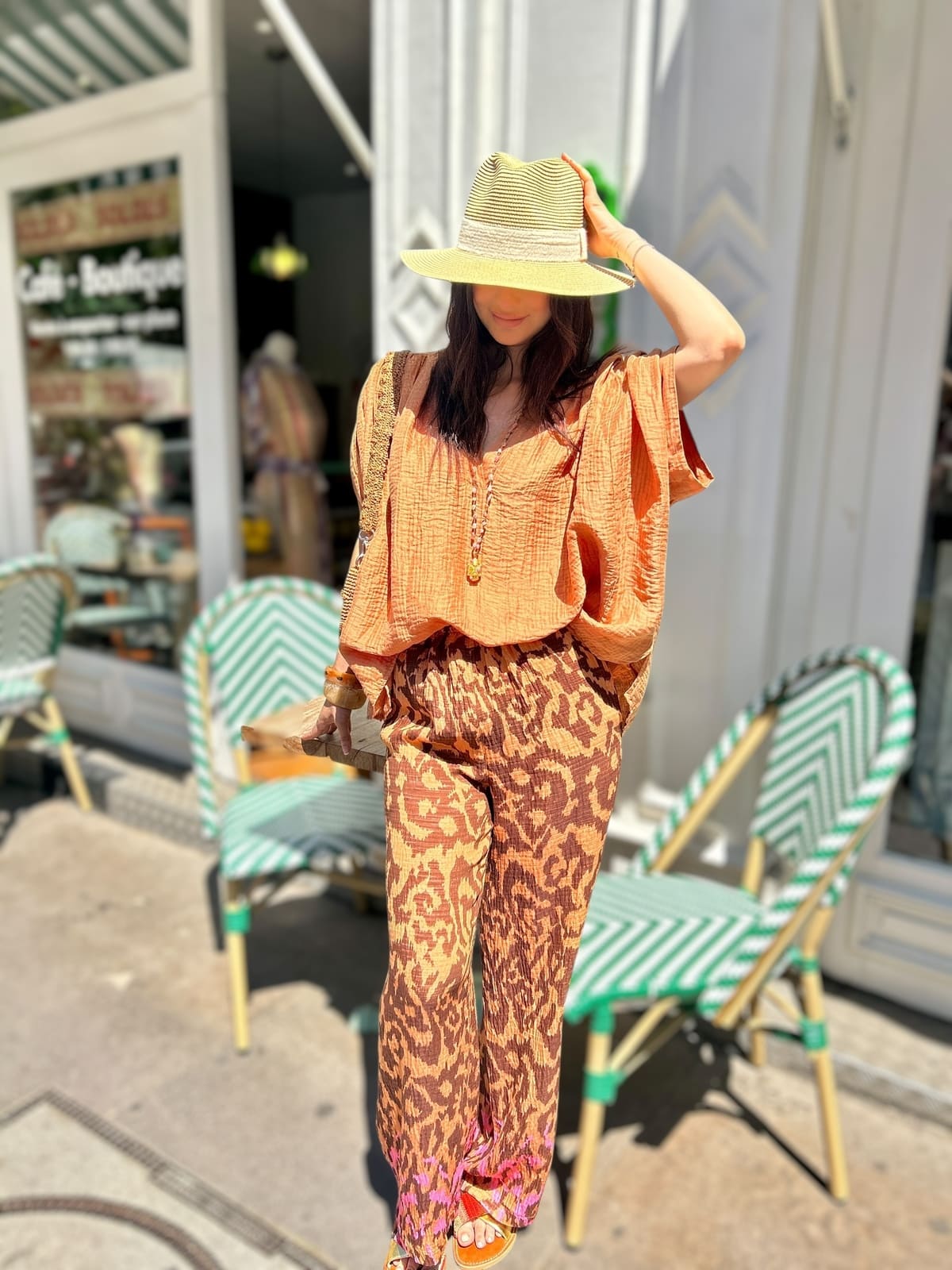 Look complet avec pantalon fluide imprimé léopard, blouse camel et accessoires