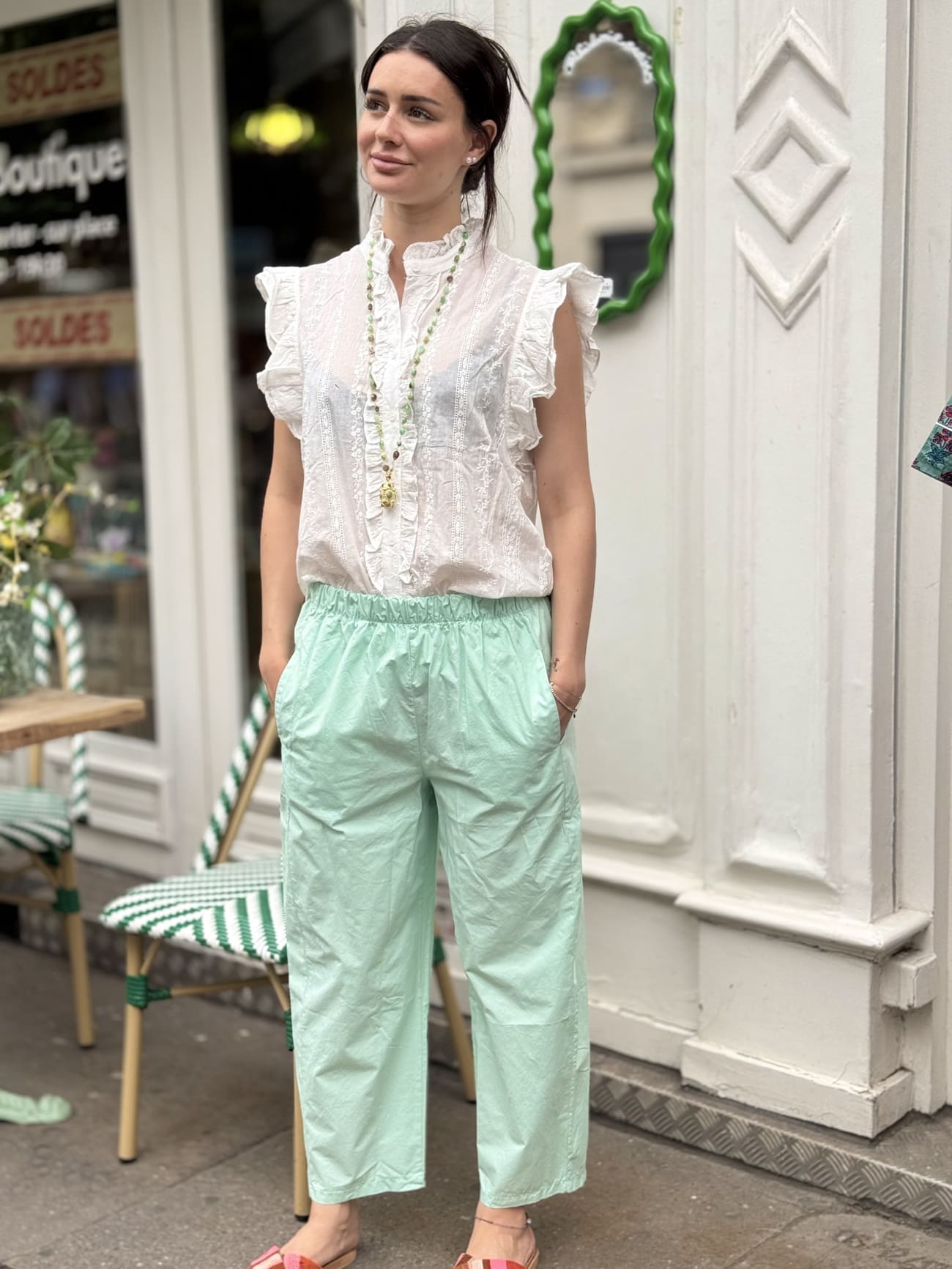 Femme portant le pantalon magique menthe à l’eau en look casual