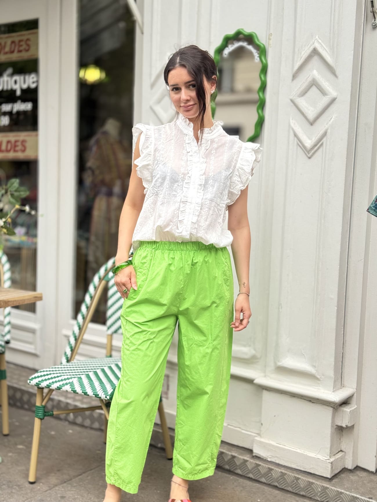 Femme portant le pantalon vert pomme acidulée, coupe large et style casual