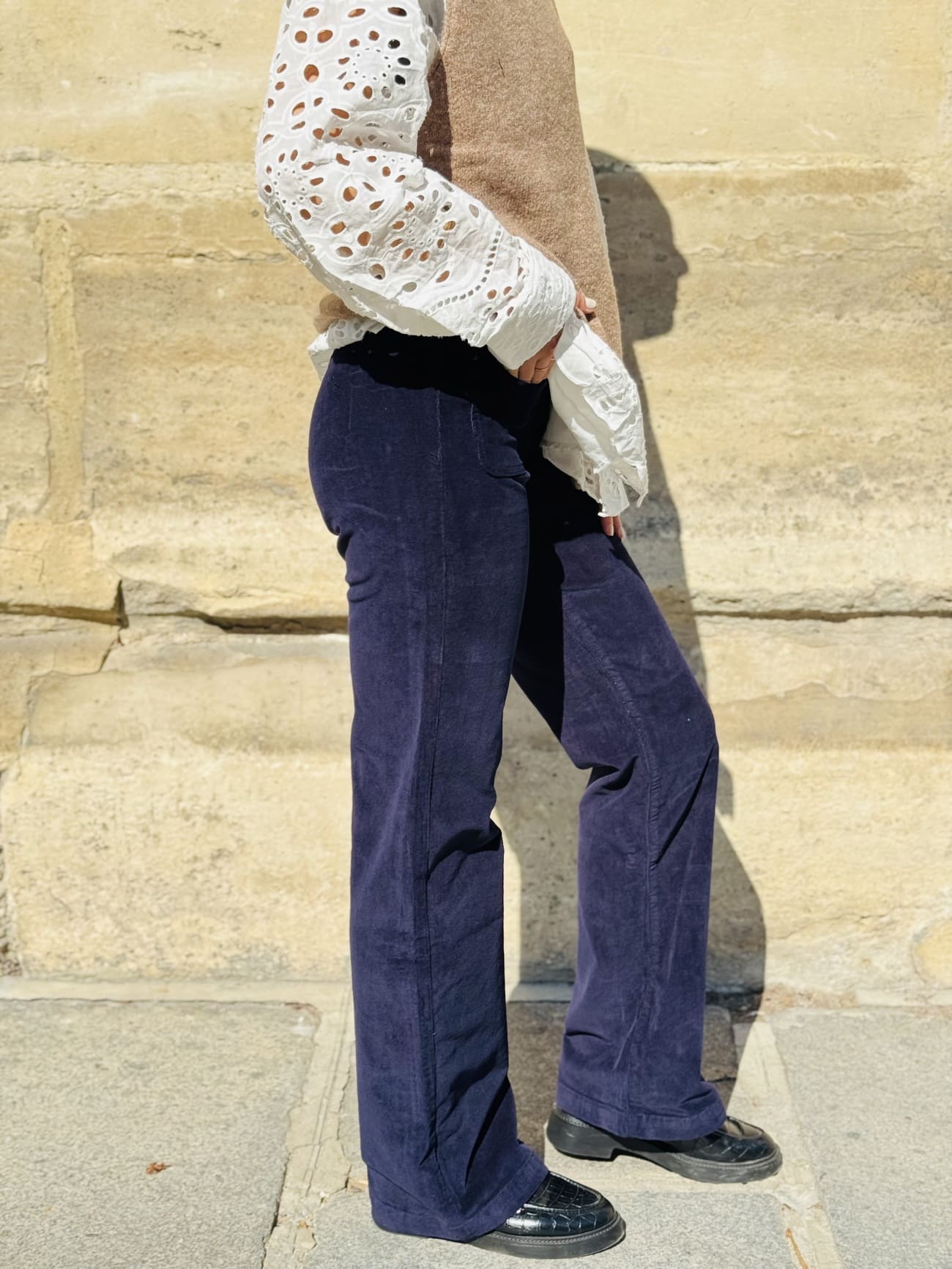 Pantalon en velours bleu marine de profil