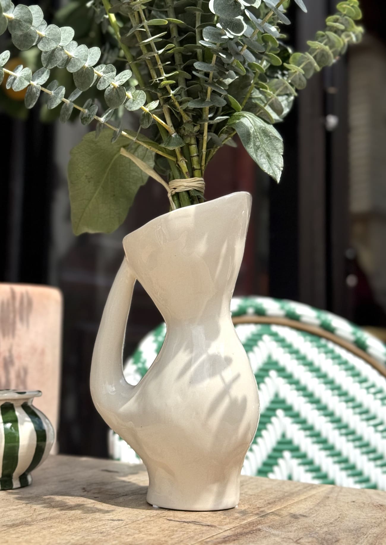 Pichet polyvalent utilisé comme vase décoratif, rempli de fleurs