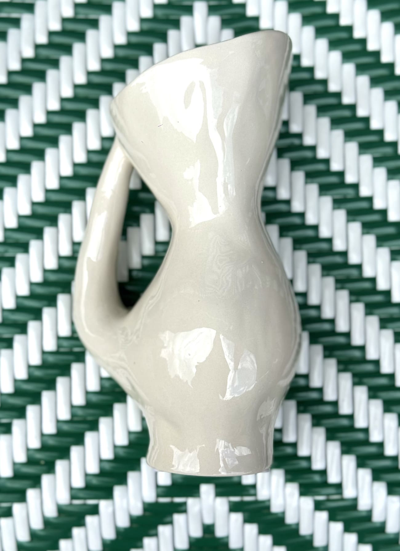 Gros plan sur la finition poterie artisanale du pichet écru