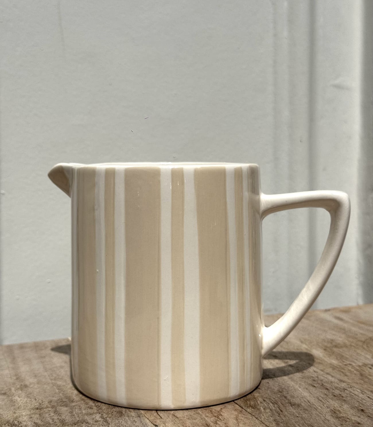 Pichet en céramique rayé beige – style artisanal – Opjet