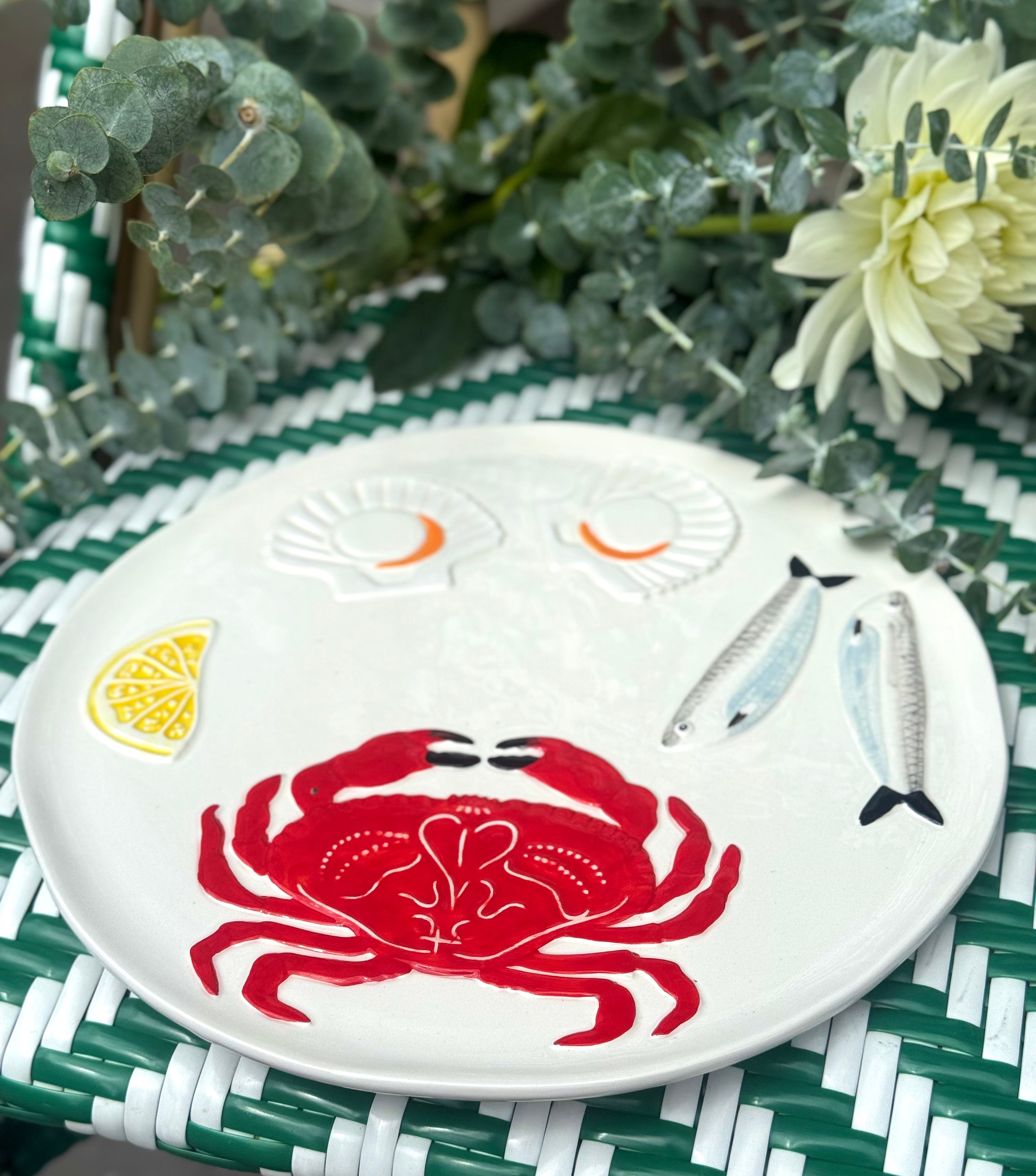 Plat rond en céramique beige avec motif crabe en relief – vue de face