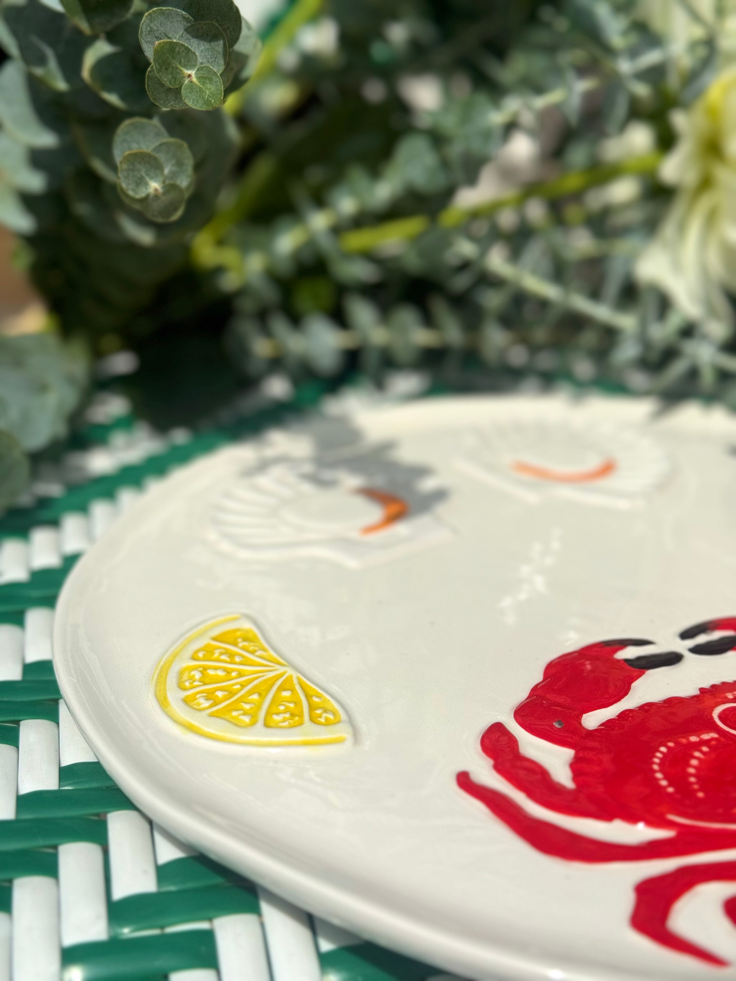 Gros plan sur le crabe et sardine en relief et peints à la main