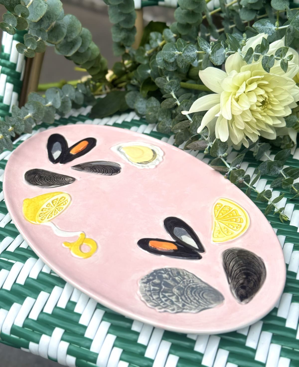 Plat ovale en céramique rose avec motifs fruits de mer – vue de face