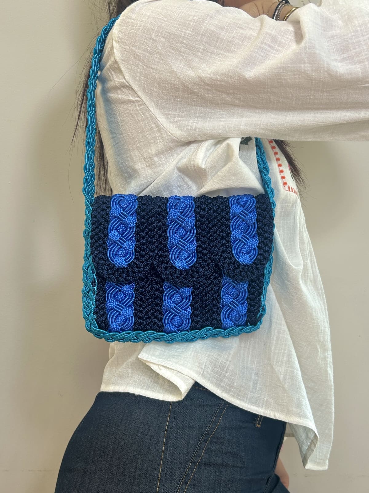 Pochette bleu en crochet vue de face – style macramé bohème, format compact