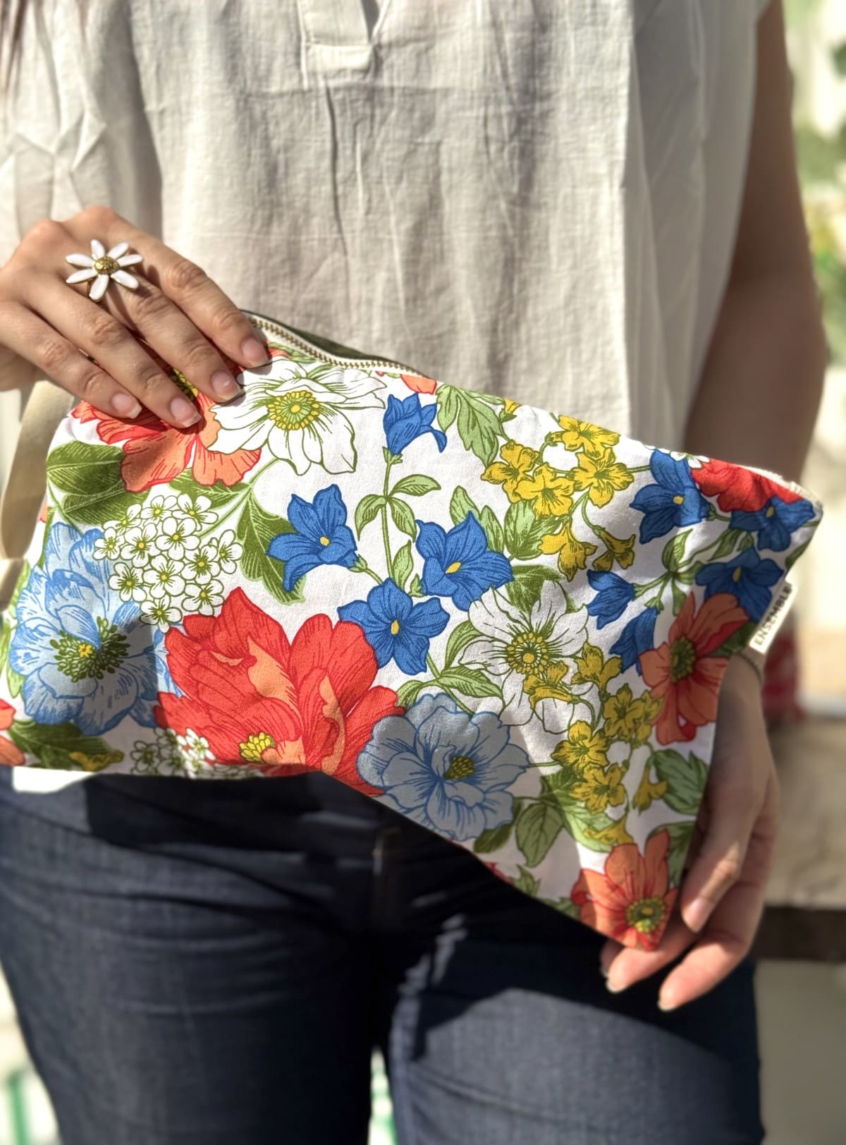 Femme portant une pochette à fleurs avec poignée en coton