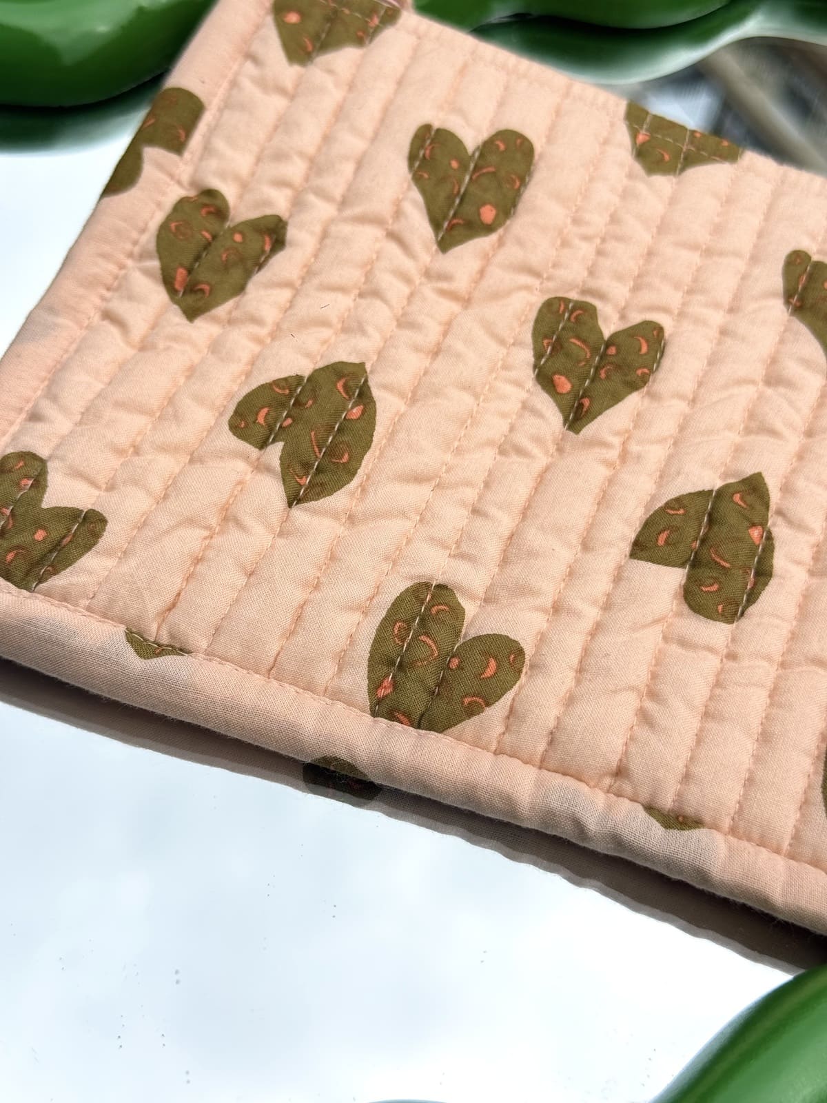 Pochette rose matelassée à cœurs camel détail