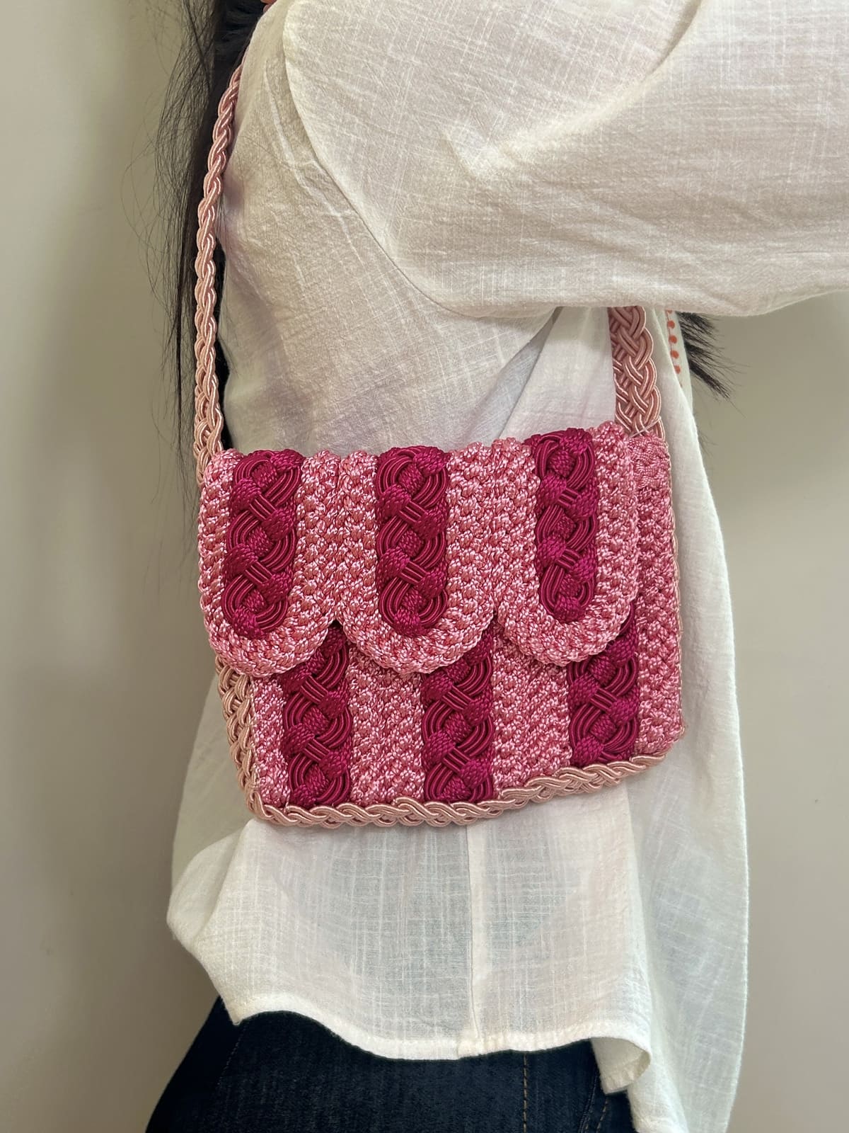 Pochette rose en crochet vue de face – style macramé bohème, format compact