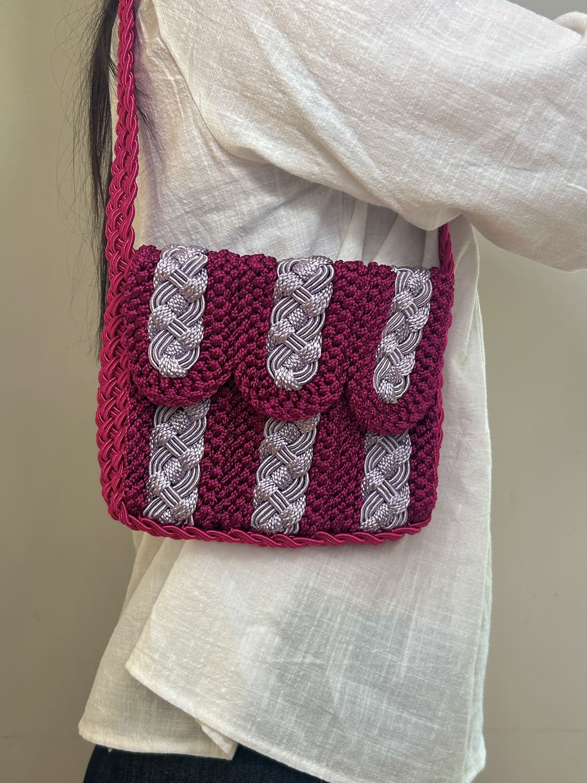 Pochette rose en crochet vue de face – style macramé bohème, format compact