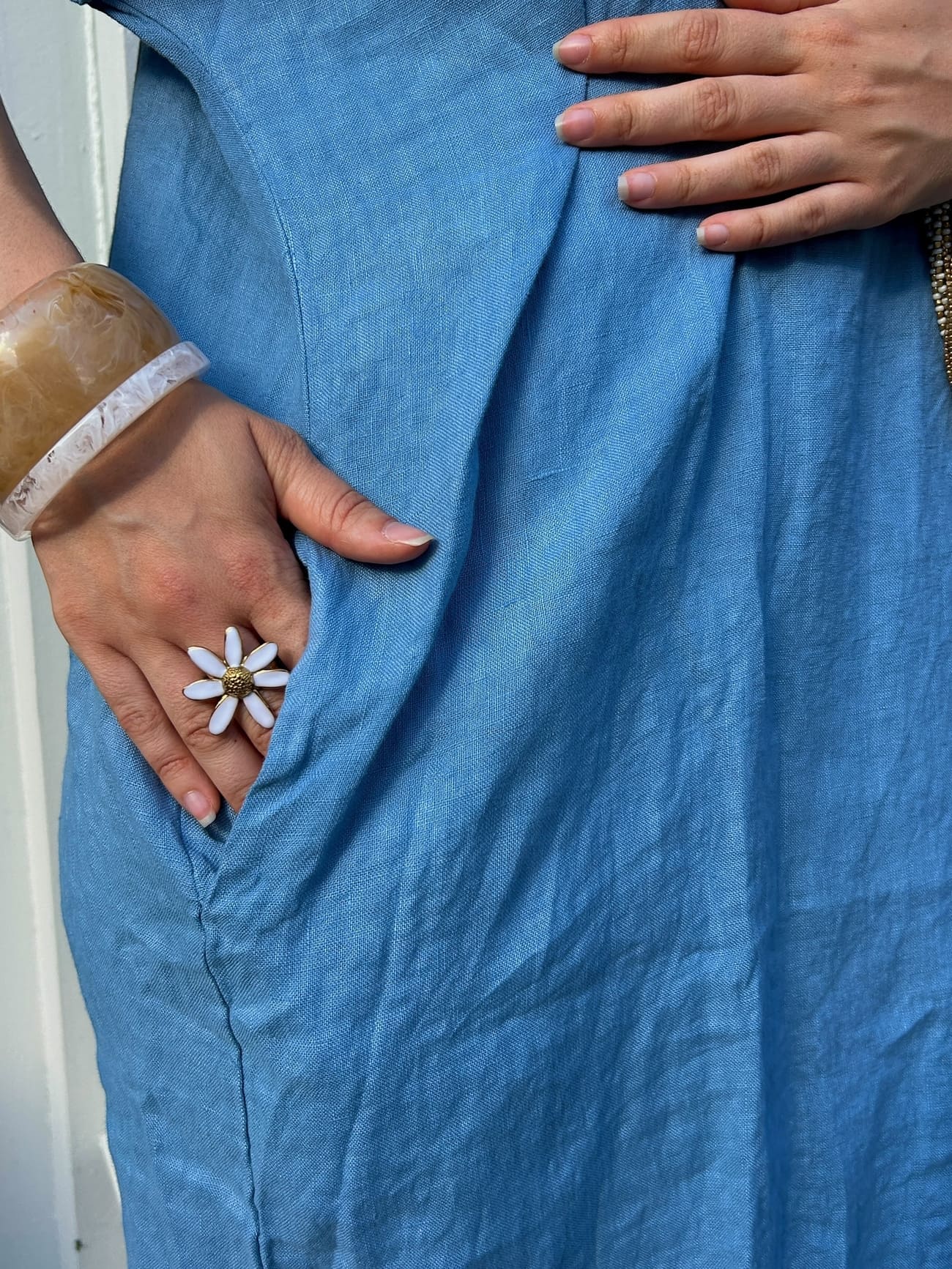 Détail de la poche de la robe caftan en lin bleu