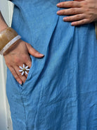 Détail de la poche de la robe caftan en lin bleu