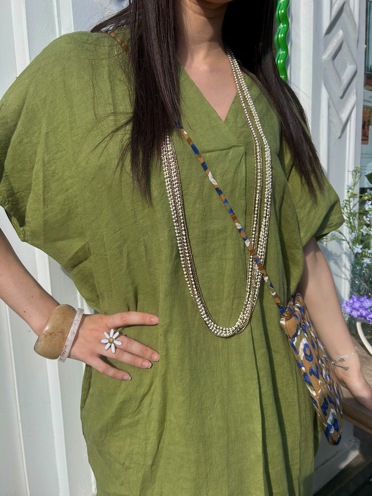 Détail de la matière en lin kaki de la robe caftan – texture naturelle et respirante