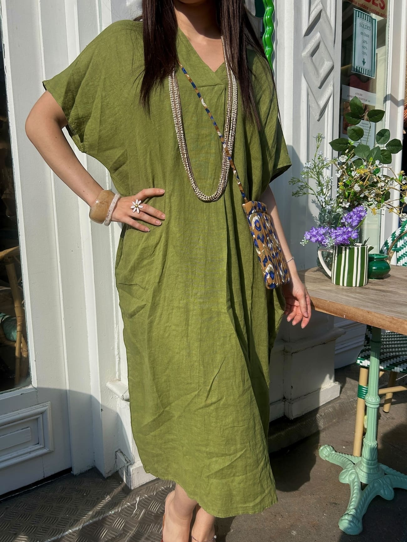 Robe caftan en lin kaki vue de face