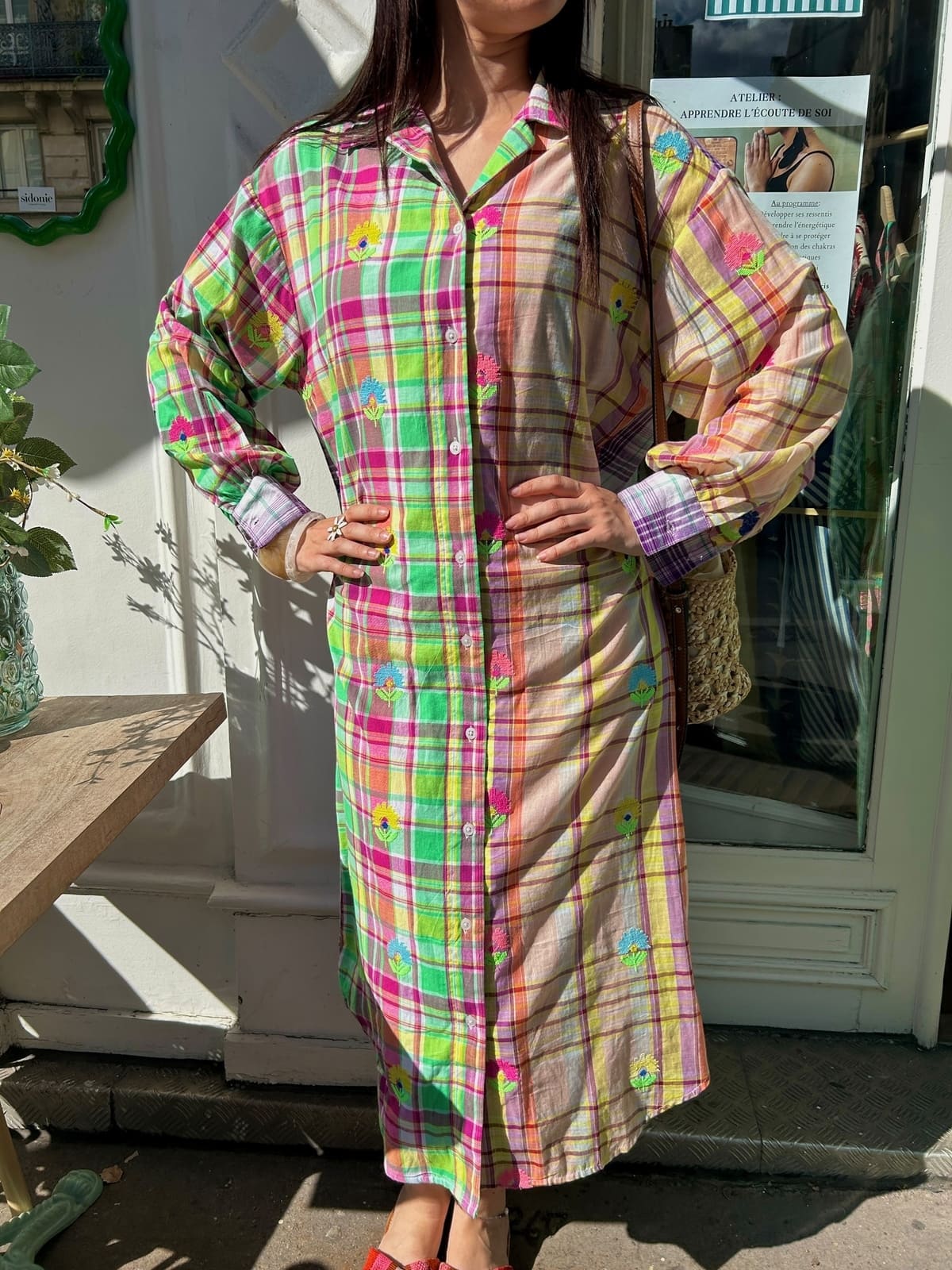 Robe chemise multicolore à carreaux avec broderies – vue de face