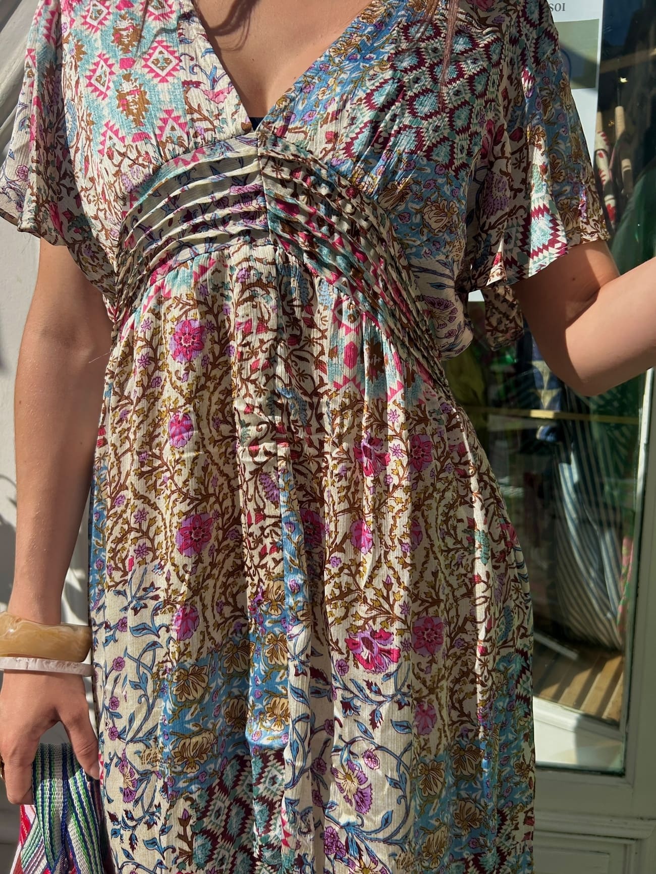 Détail du décolleté de la robe à fleurs  taille haute