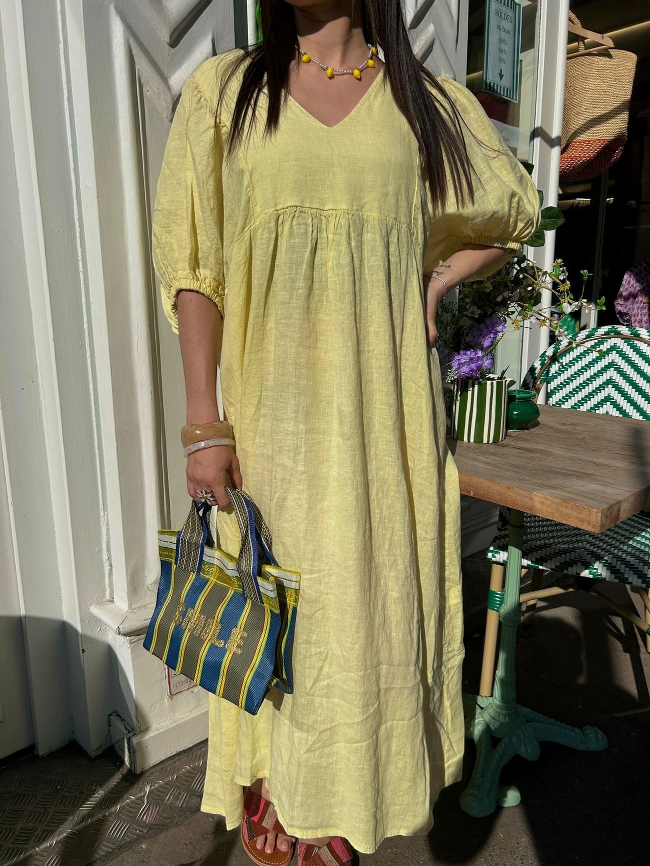 Robe longue en lin jaune avec manches bouffantes – vue portée