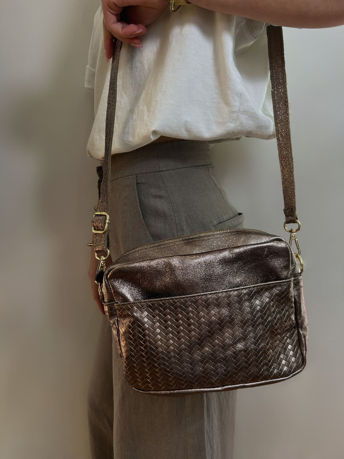 Sac en cuir métallisé taupe avec détail tressé sur le devant – vue de face