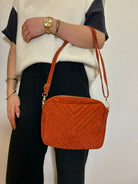 Sac bandoulière rectangulaire en daim couleur rouille – vue de face
