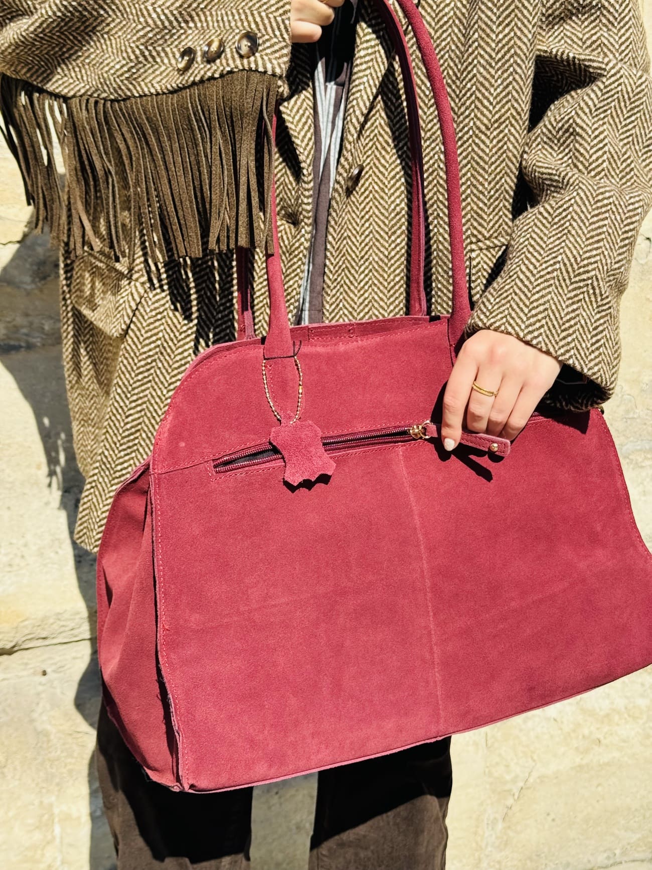 sac en daim bordeaux vue de dos