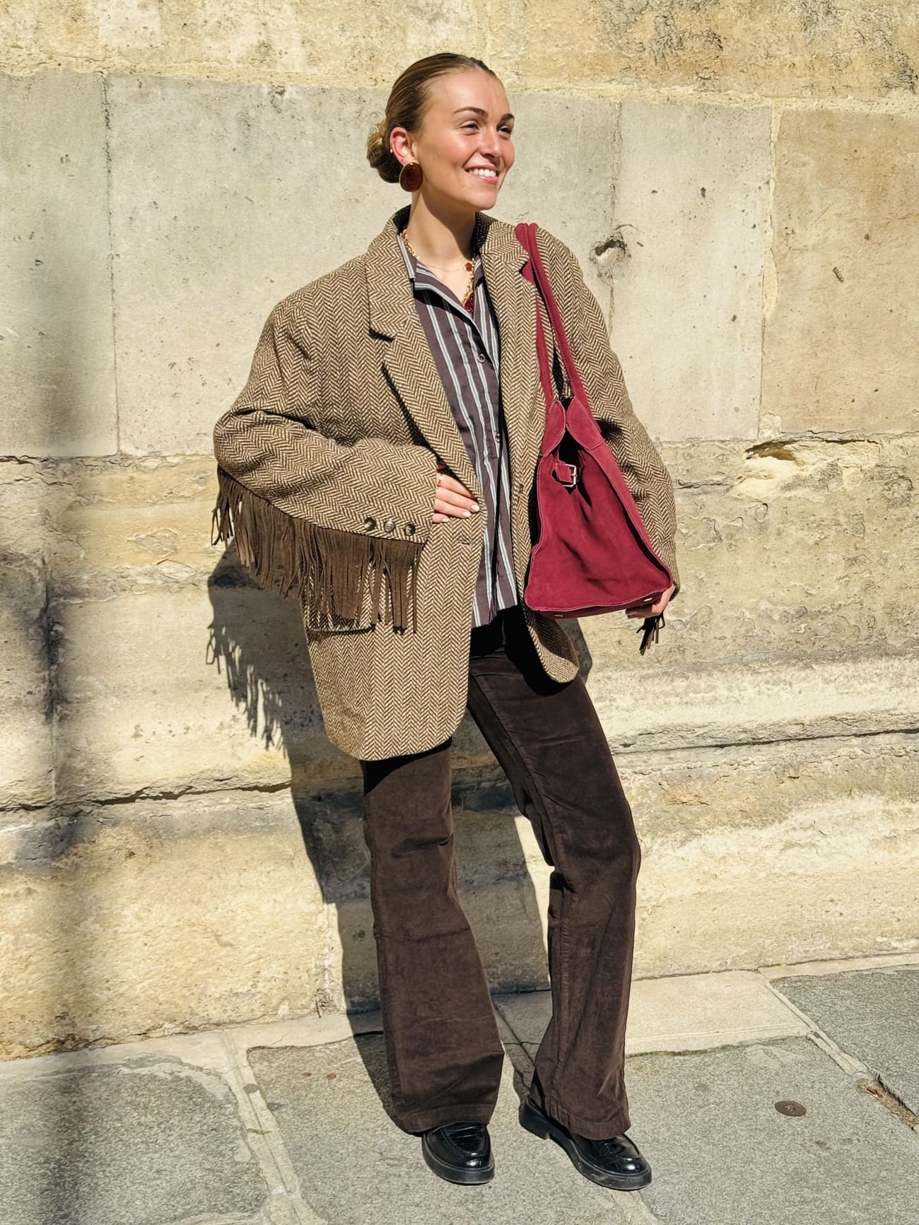 Sac en daim bordeaux porté