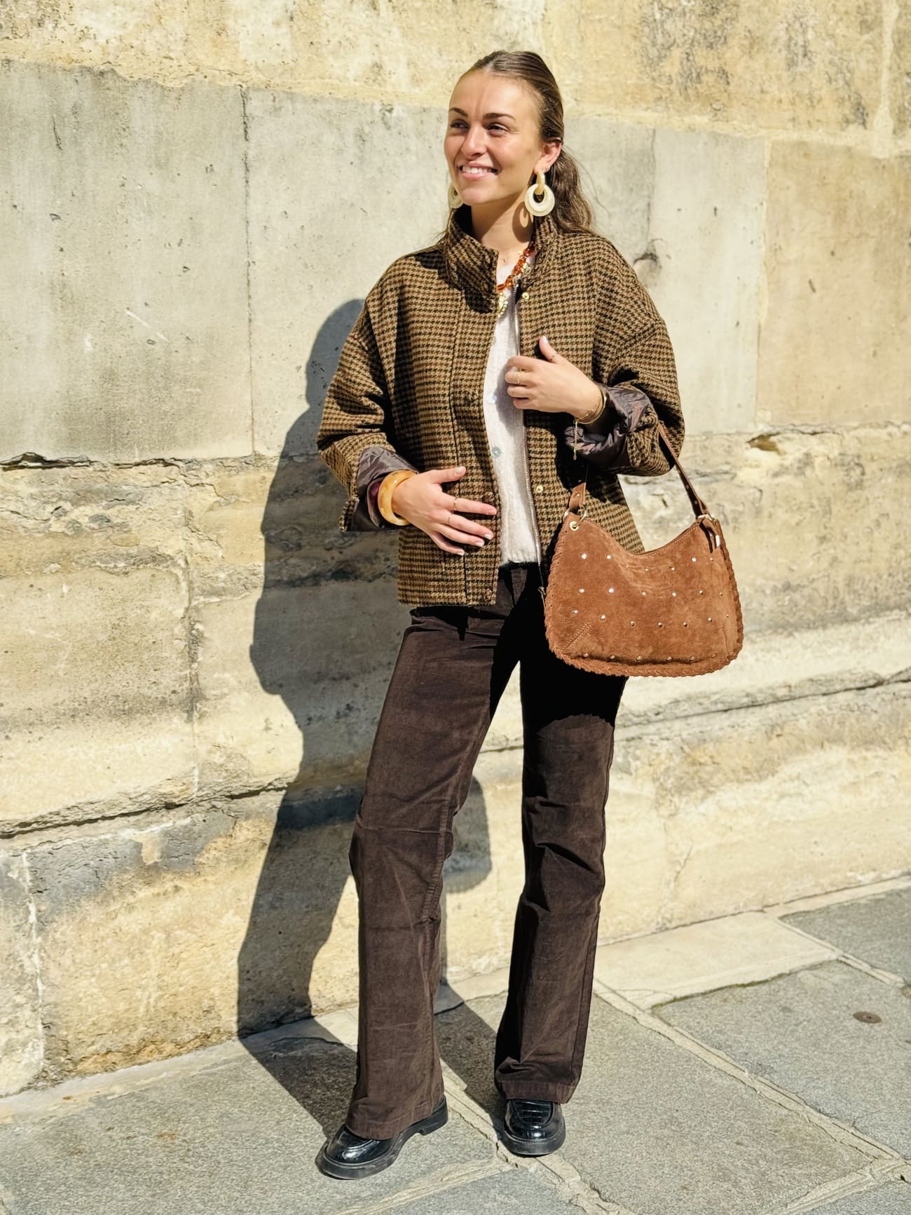 Femme portant le sac en daim caramel à clous