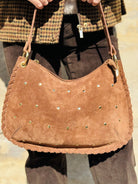 Sac en daim caramel à clous - gros plan